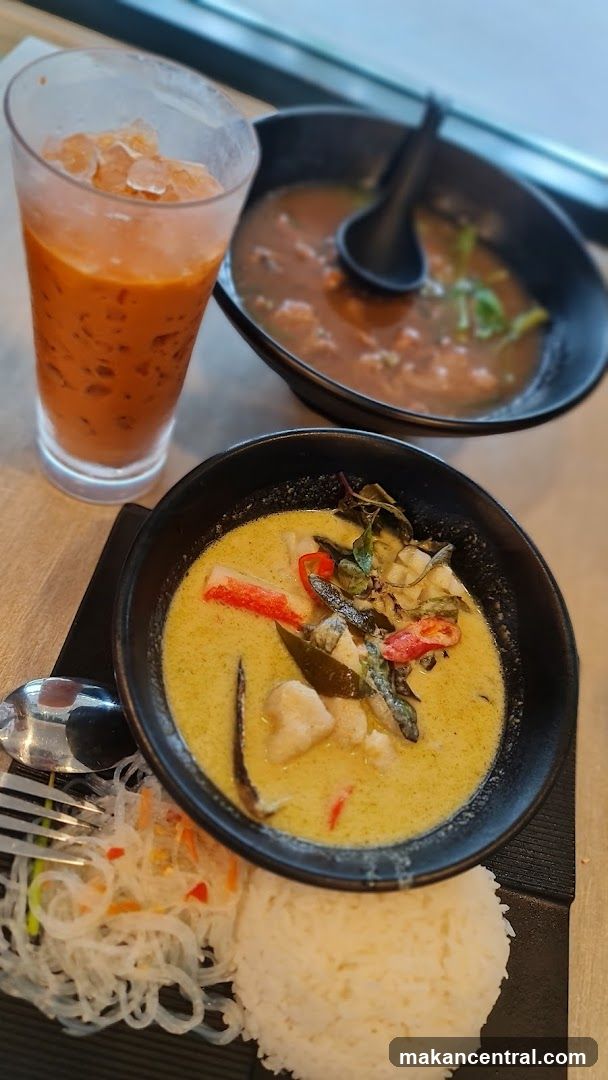Thai Green Curry with Rice and Thai Iced Tea