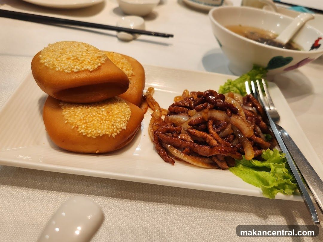 Sesame Buns with Stir-Fried Beef and Onions