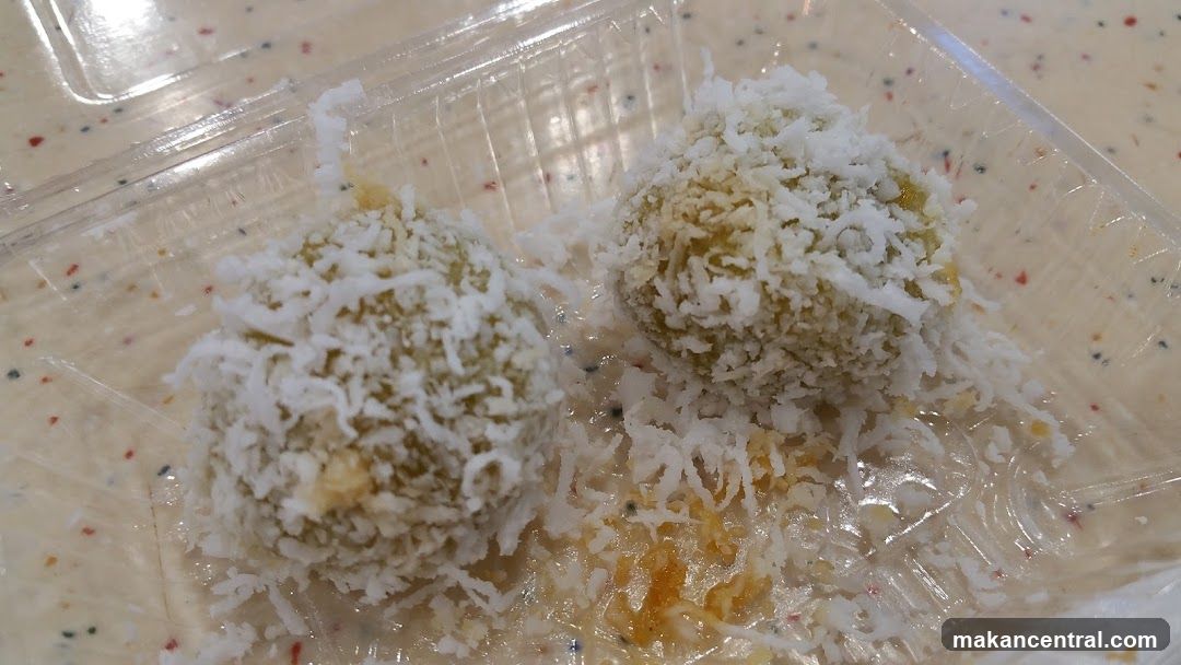 Dessert balls with coconut