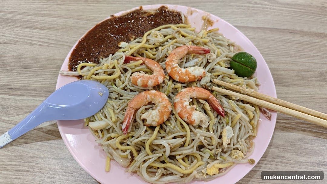 Noodles with shrimp and sauce