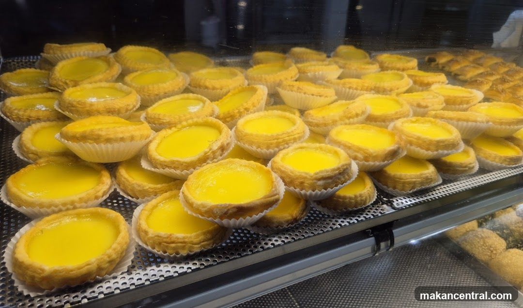 Egg tarts in display case