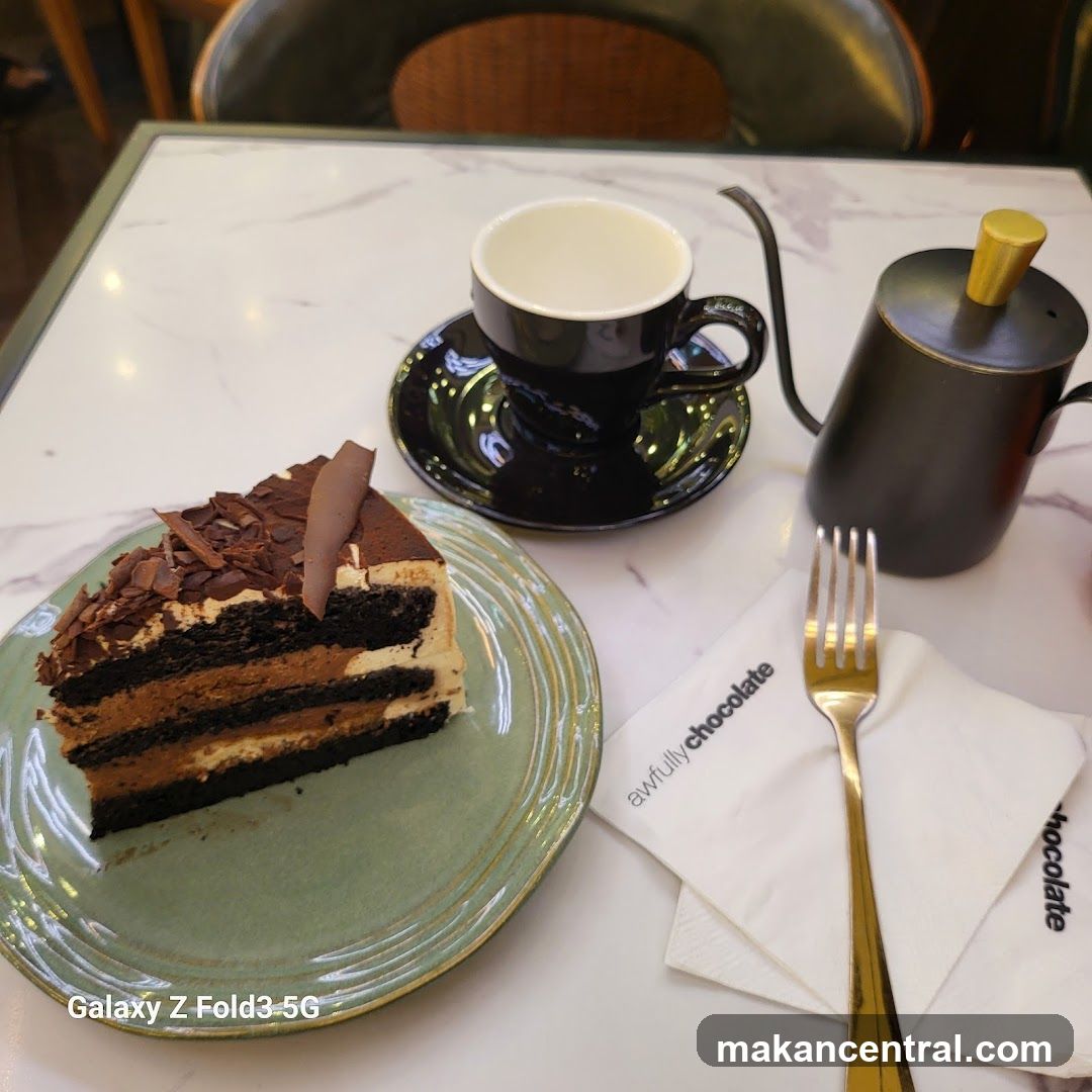 Table Setting at Café
