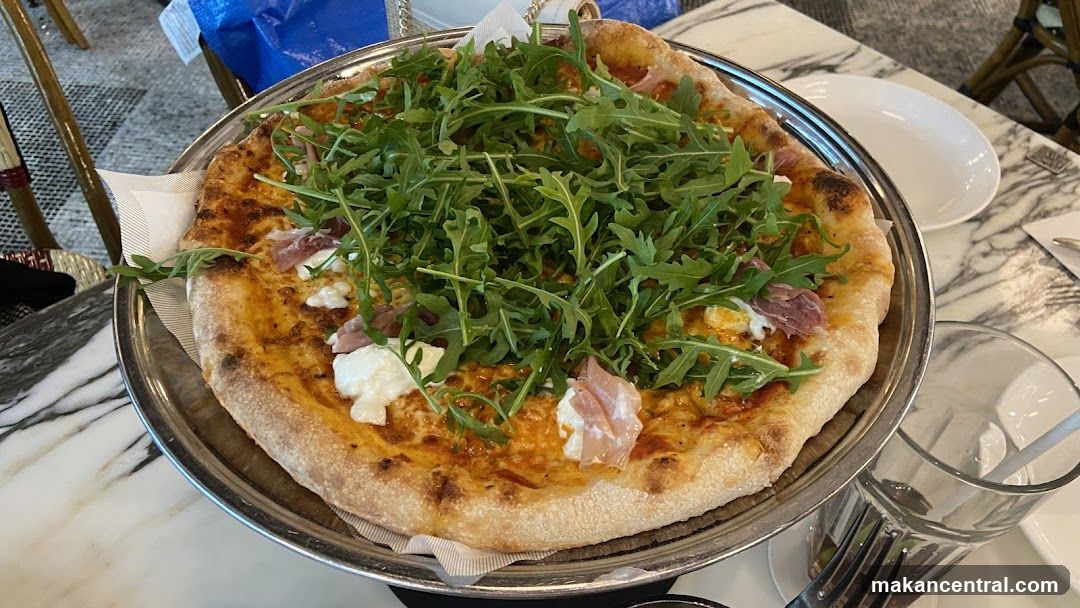 Pizza with arugula and ham