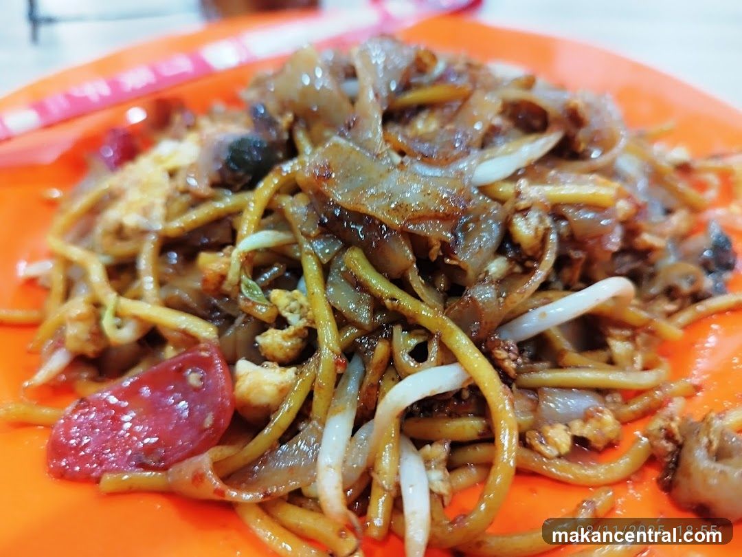 Stir-fried noodles with sausage and egg
