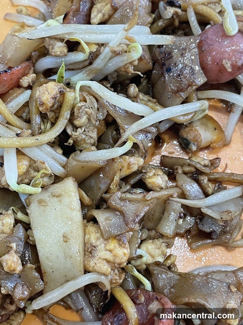 Stir-fried noodles with bean sprouts and egg