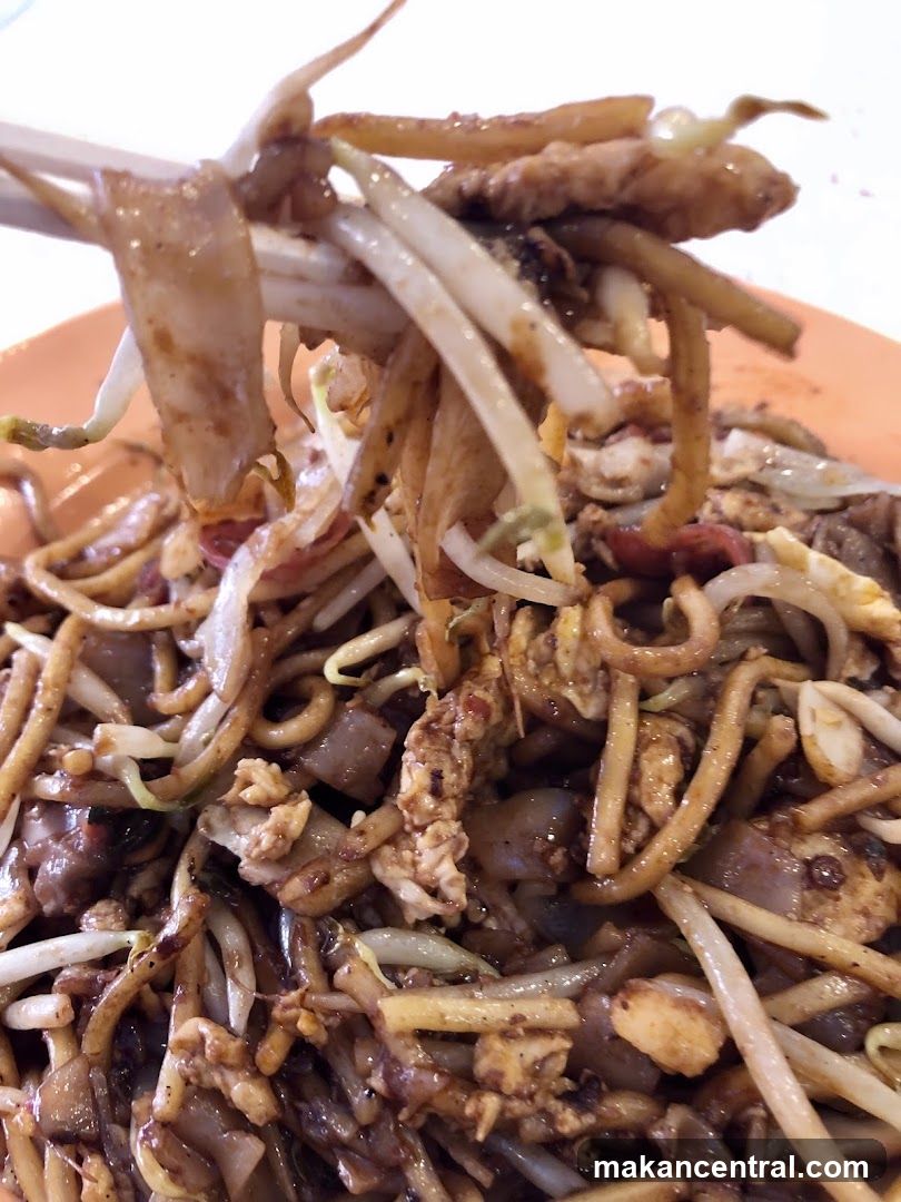 Stir-fried noodles with bean sprouts and egg