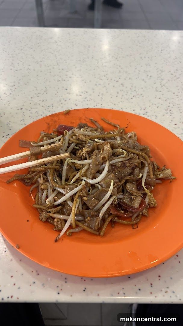 Stir-fried noodles with bean sprouts