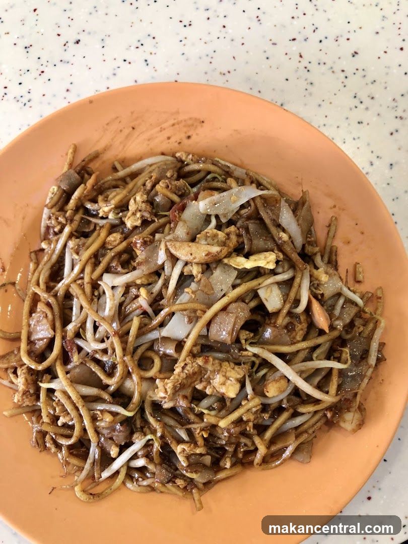 Stir-fried noodles with bean sprouts and egg
