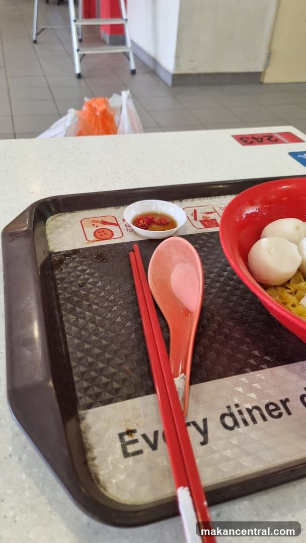Food tray with noodles and fish balls