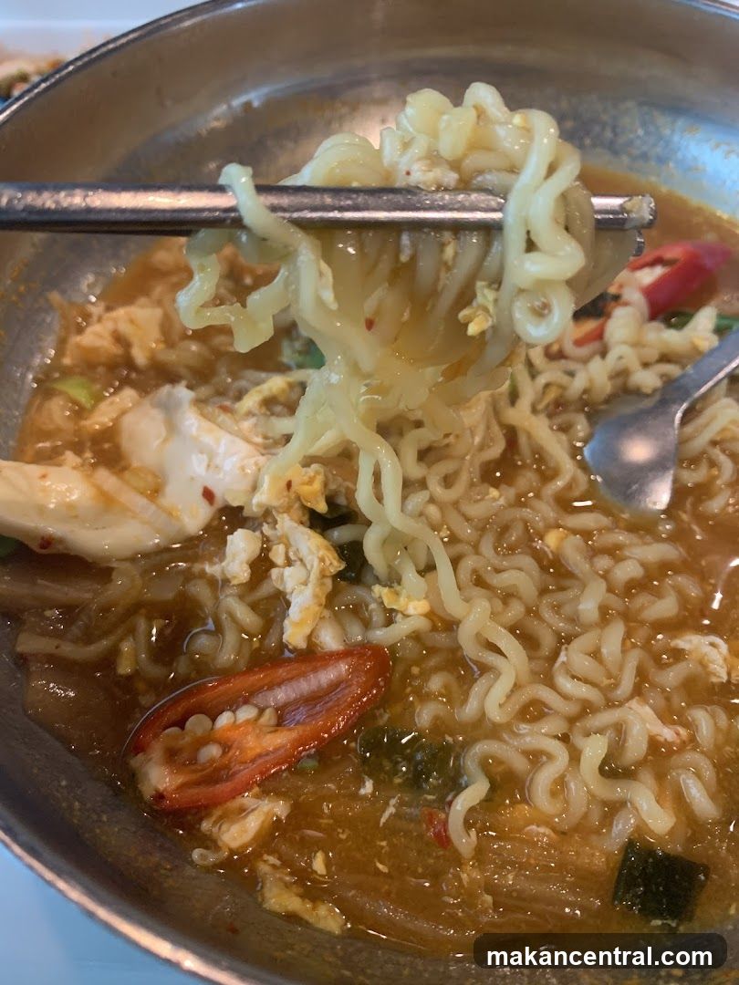 Instant Noodles with Egg and Chili