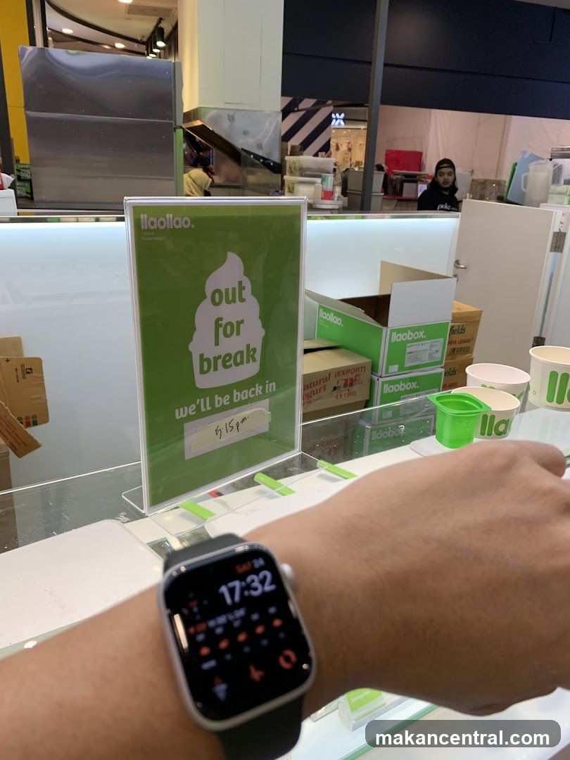 Llaollao "Out for Break" Sign
