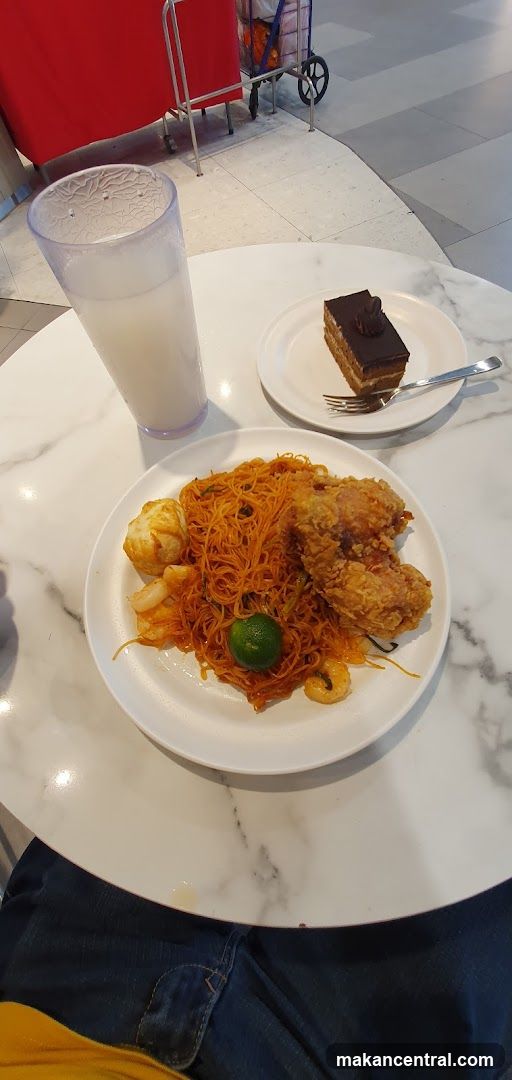 Noodles with Fried Chicken and Cake