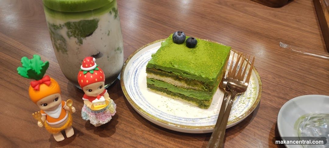 Matcha cake and drink