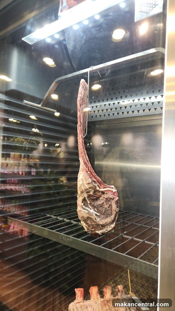 Dry-aged Tomahawk Steak