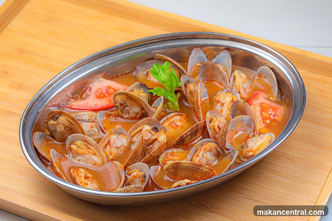 Steamed Clams with Tomatoes