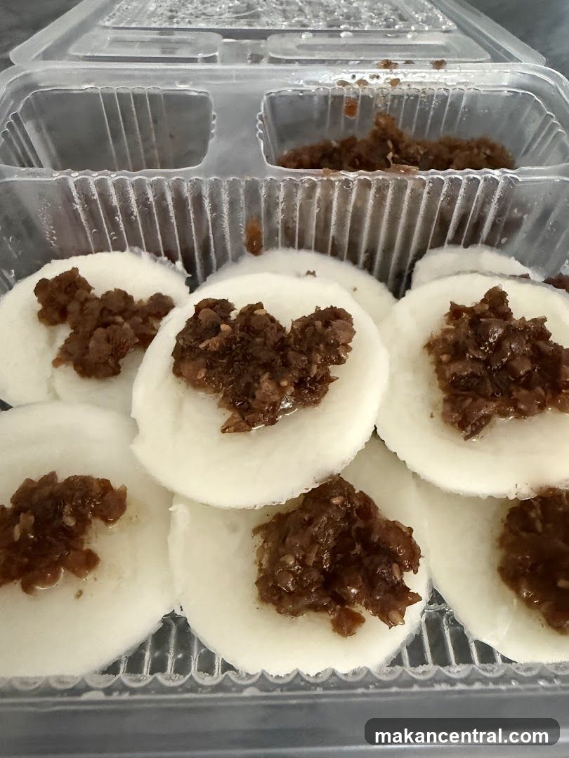 Steamed Cakes with Topping