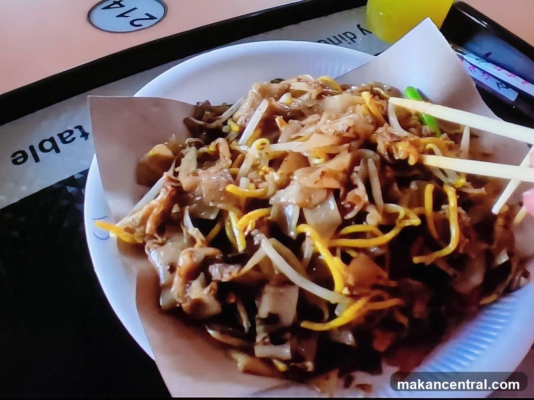 Stir-fried noodles with bean sprouts