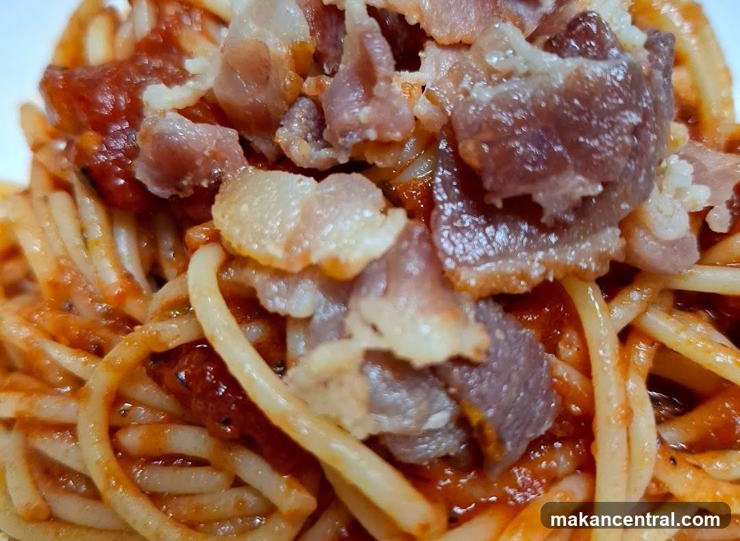 Spaghetti with Bacon and Tomato Sauce