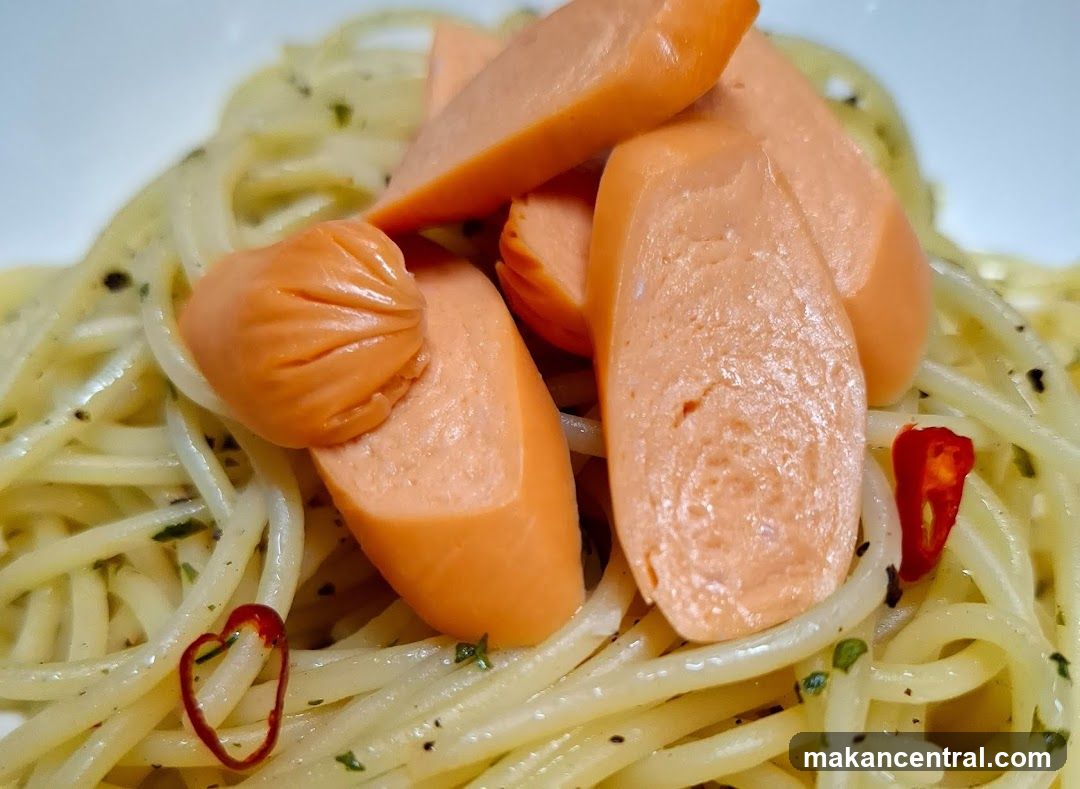 Spaghetti with Sliced Sausages and Chili Peppers