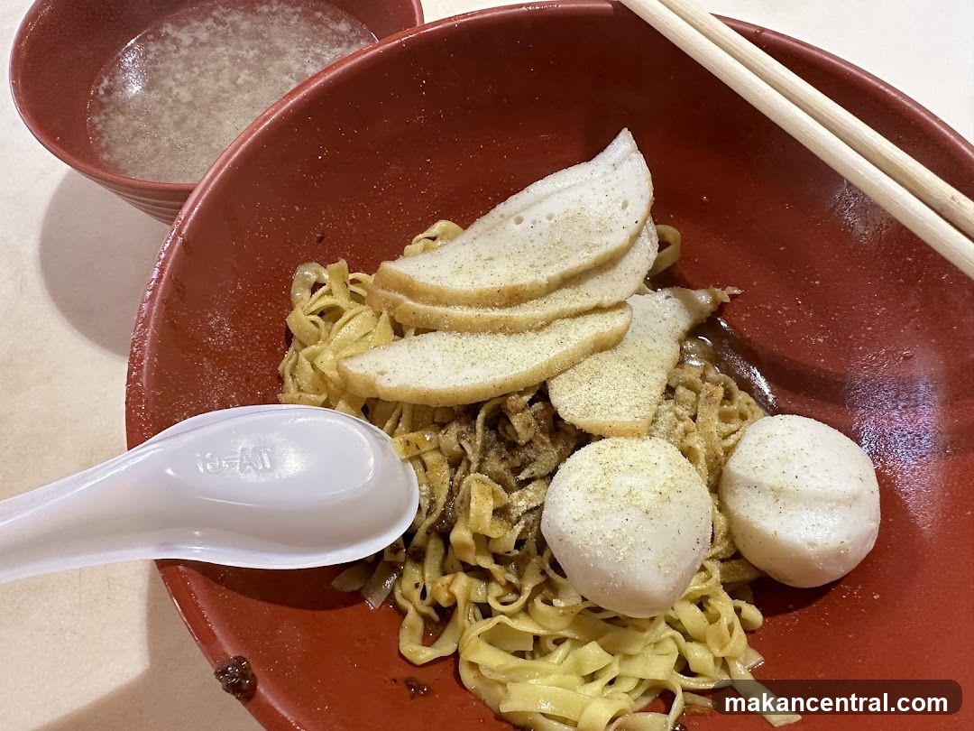 Noodles with Fish Balls and Slices
