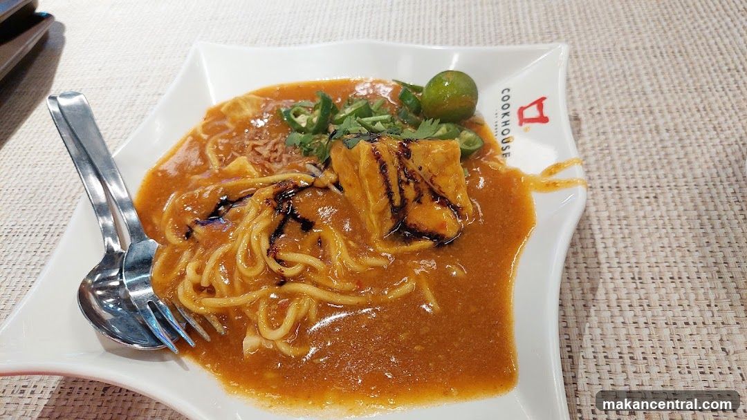 Noodle Dish with Tofu and Sauce