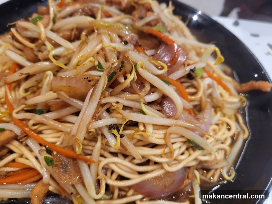 Noodles with Bean Sprouts and Vegetables