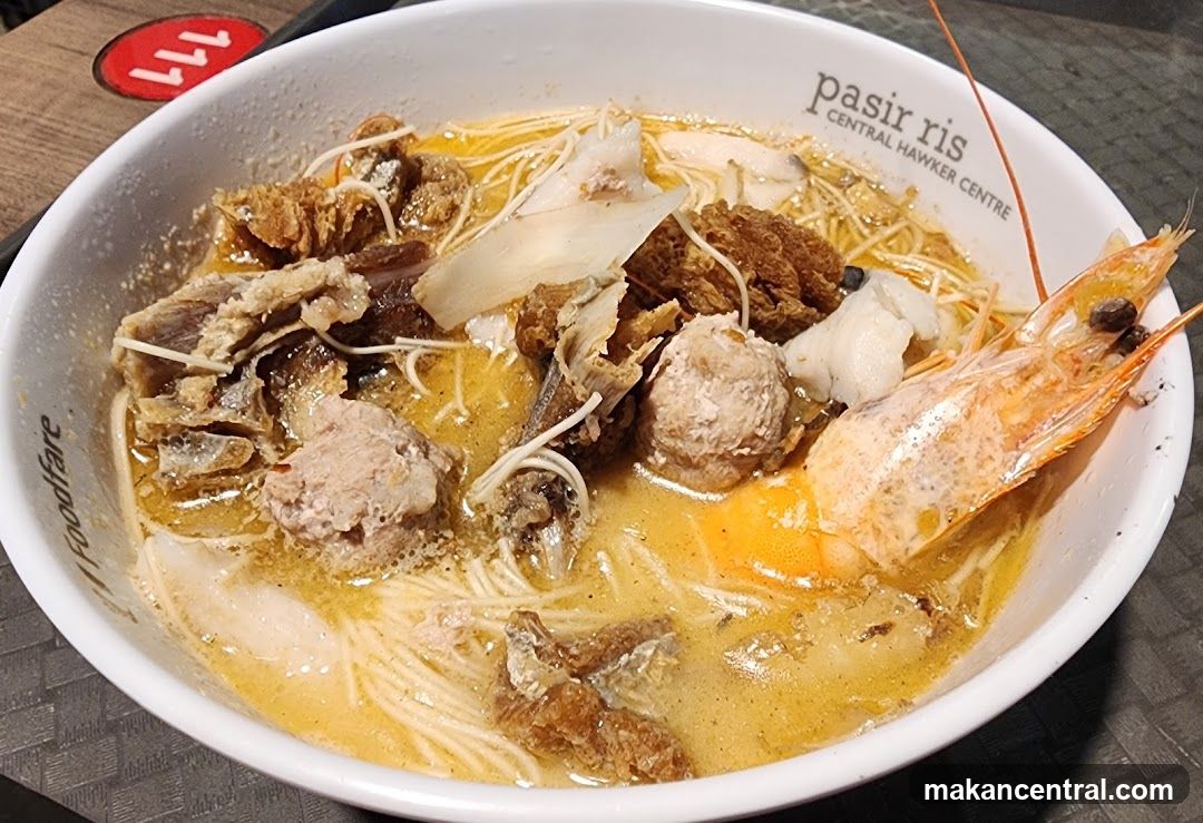 Noodle Soup with Seafood and Meatballs