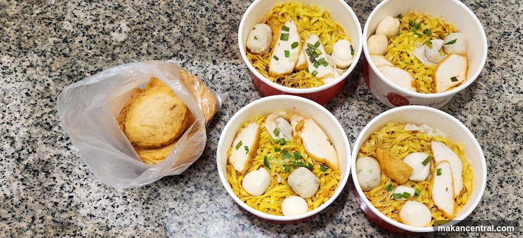 Noodles with Fish Balls and Fish Cakes