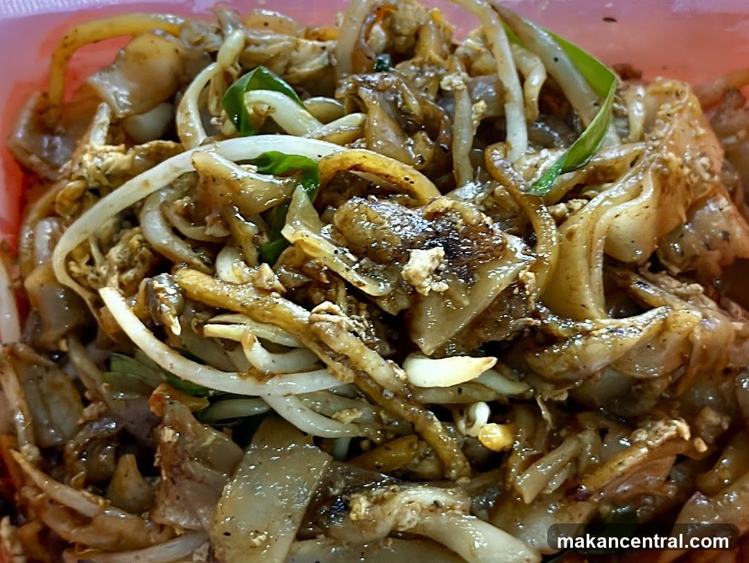 Stir-fried noodles with egg and vegetables