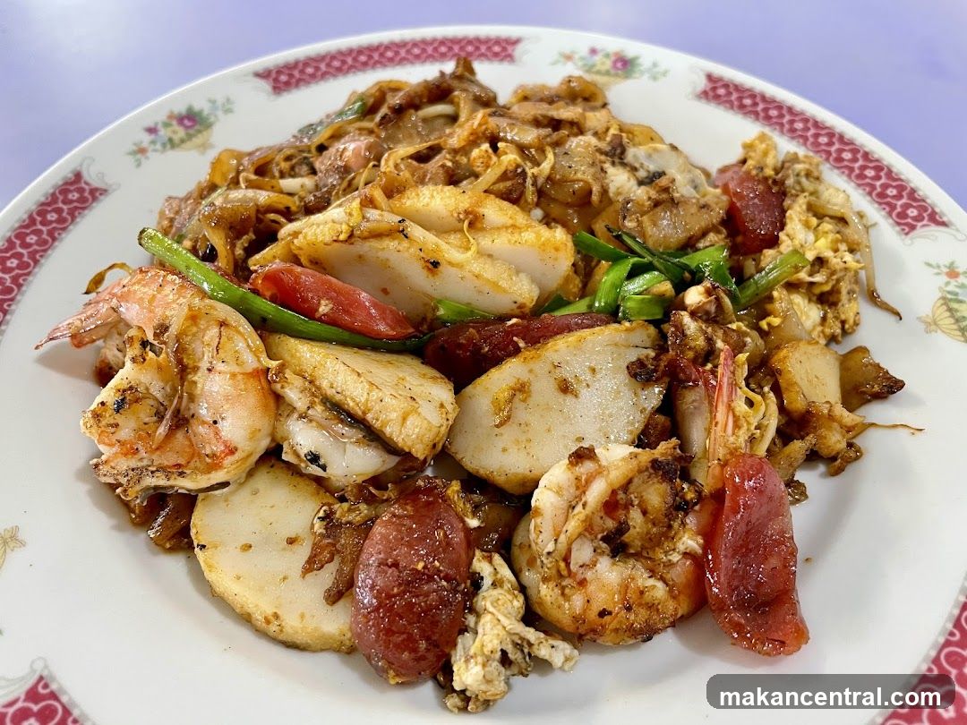 Stir-fried Noodles with Seafood and Sausage