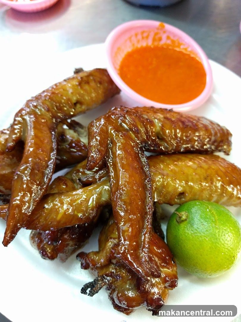 Chicken Wings with Dipping Sauce and Lime