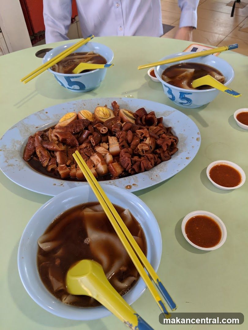 Braised Intestines and Noodles