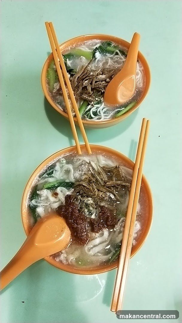 Two bowls of noodles