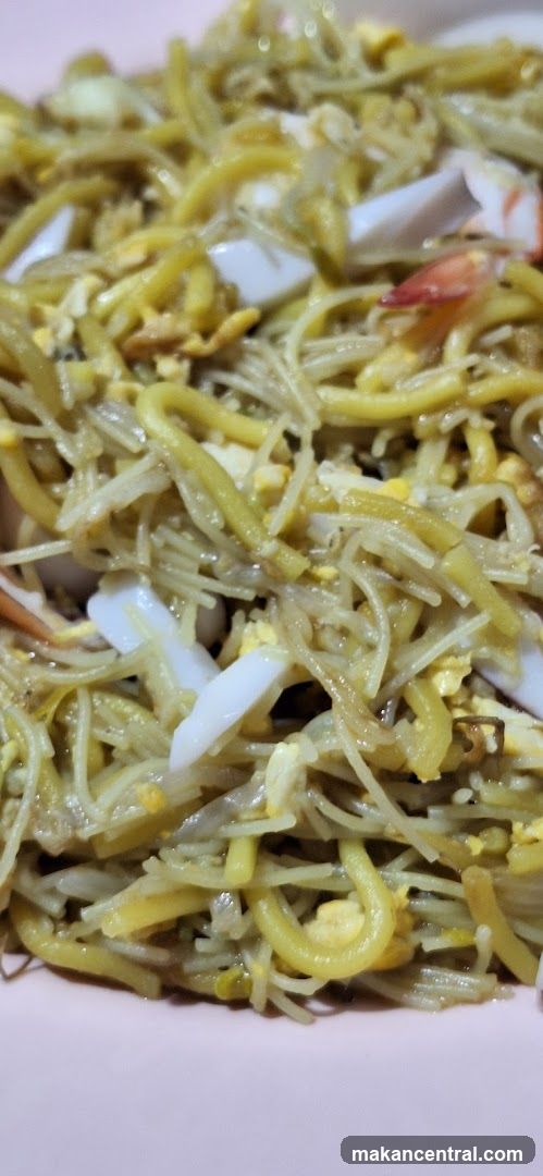 Noodles with Seafood and Egg