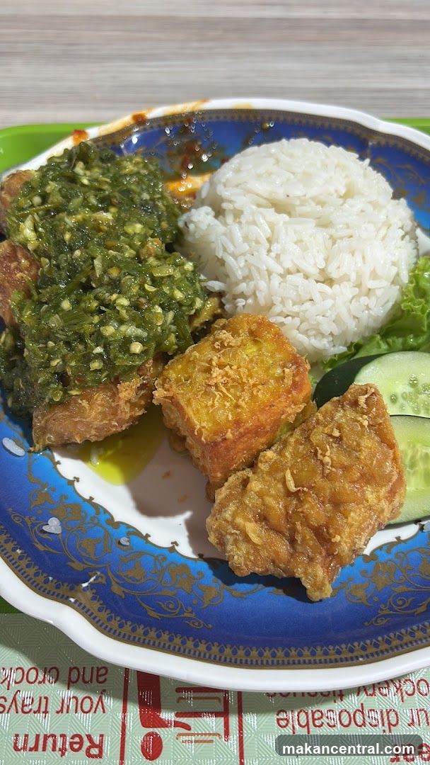 Fried Chicken with Rice and Green Chili Sauce