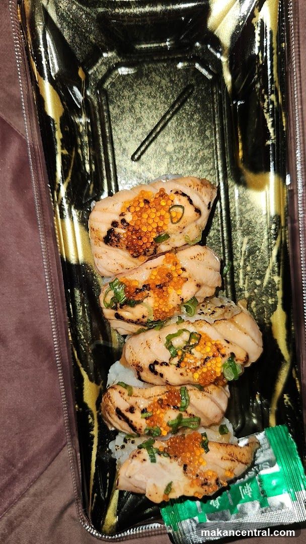 Salmon Nigiri with Roe