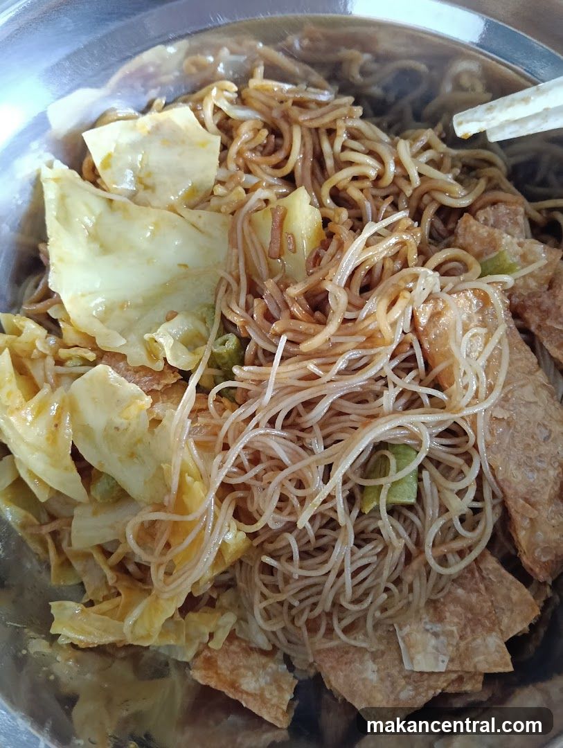 Noodles with Cabbage and Fried Tofu Skin