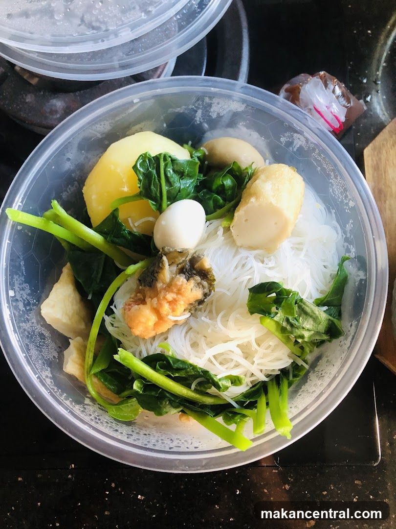 Noodle Bowl with Vegetables and Fish Cake