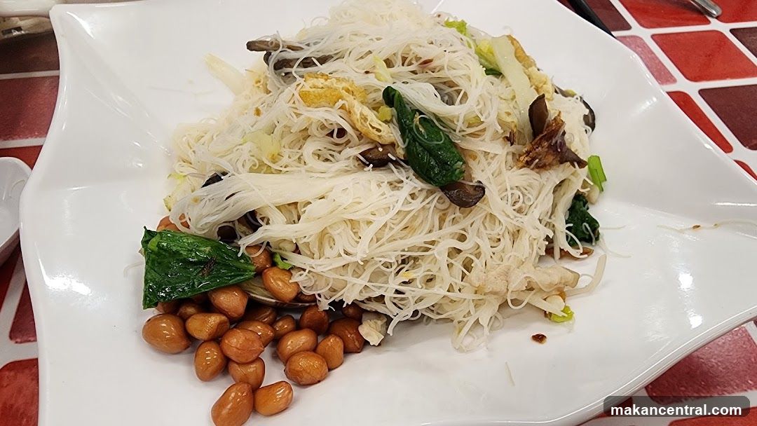 Rice Vermicelli with Peanuts and Vegetables