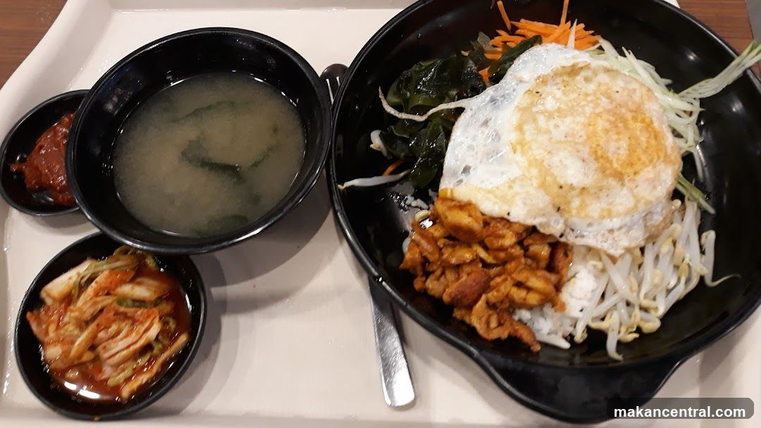 Bibimbap with sides
