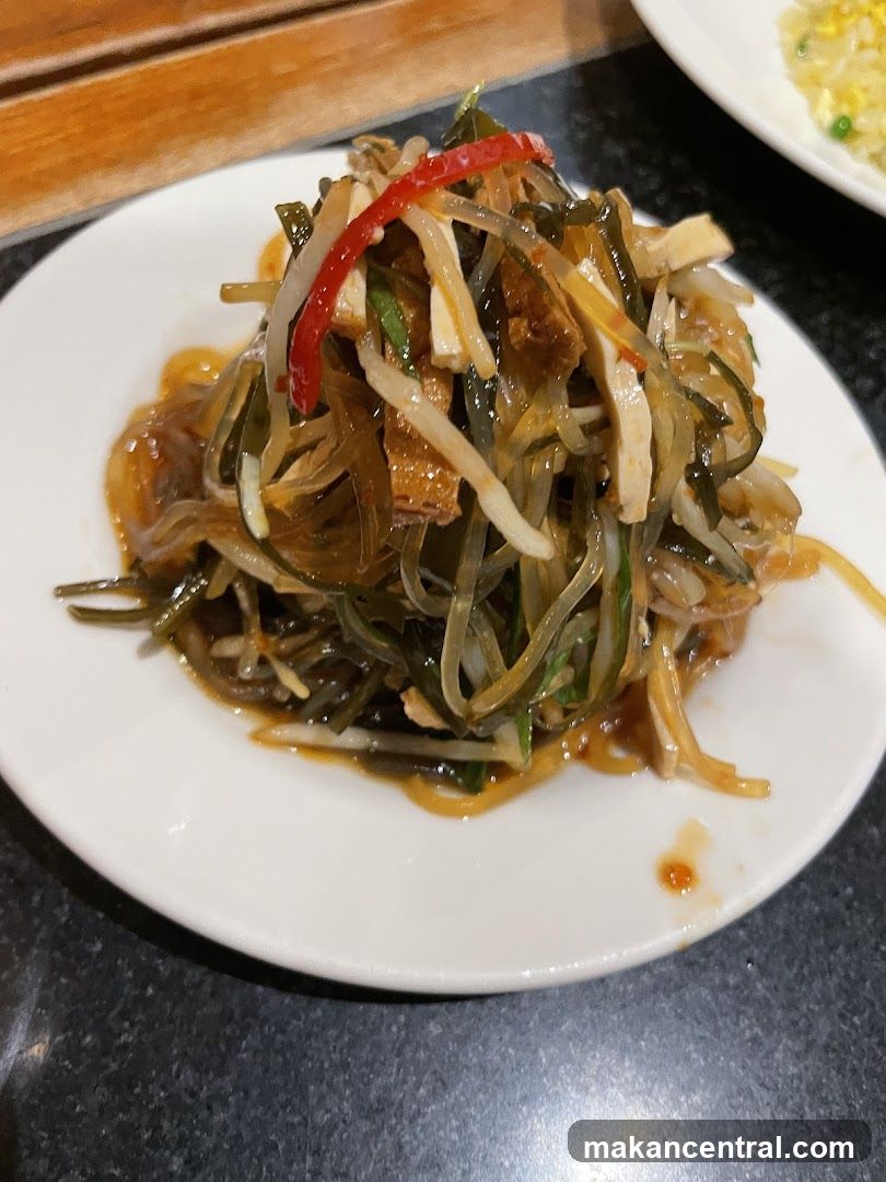 Salad with noodles and vegetables