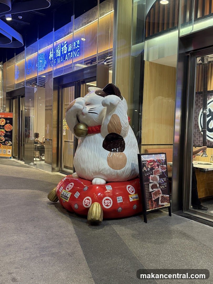 Maneki-neko statue outside a restaurant