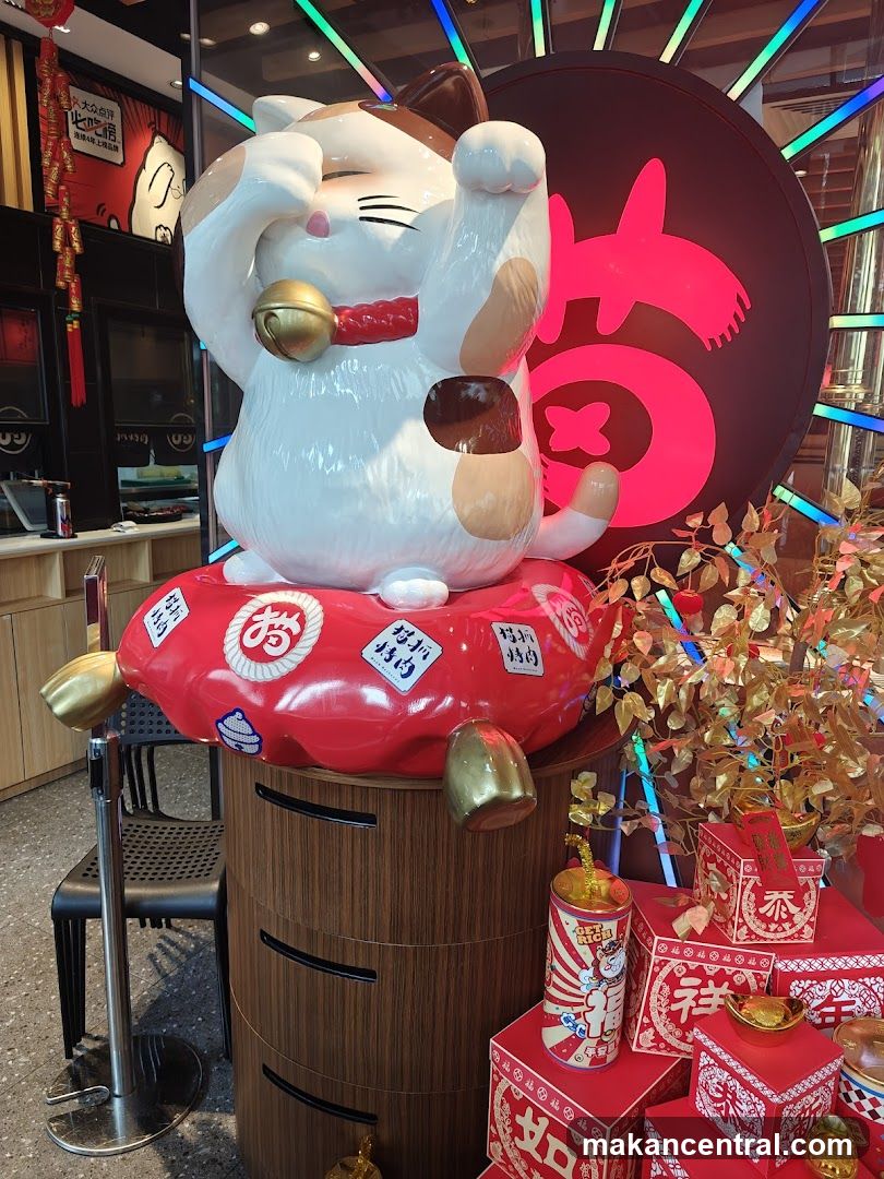 Maneki-neko decoration
