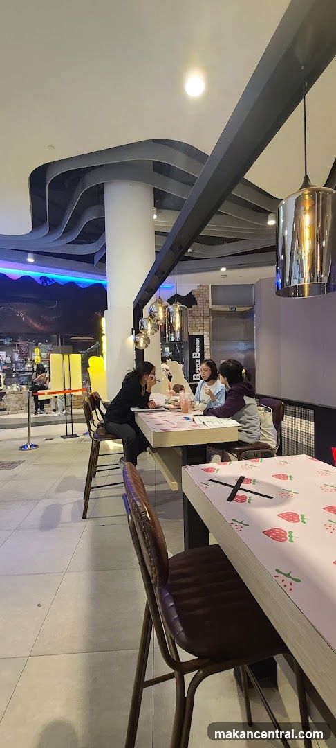 Diners at a cafe