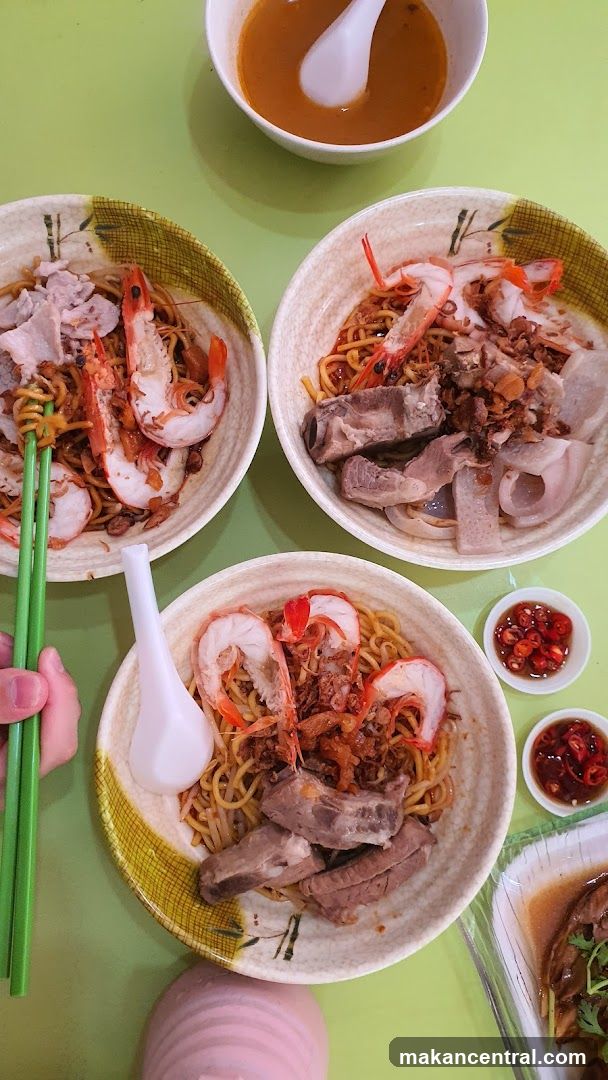 Noodles with Shrimp and Pork Ribs