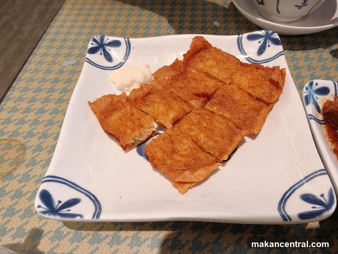 Fried spring rolls with dipping sauce