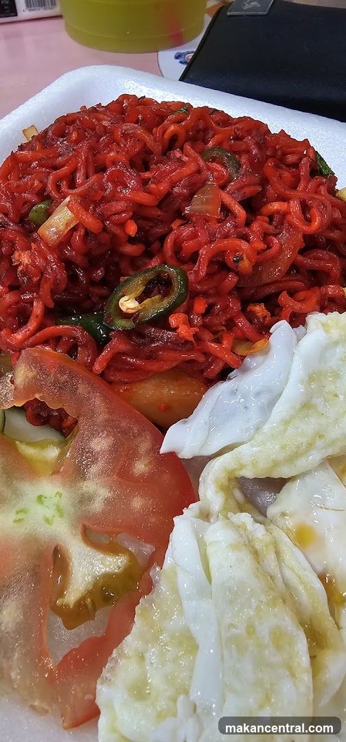 Spicy Noodles with Fried Eggs and Tomato