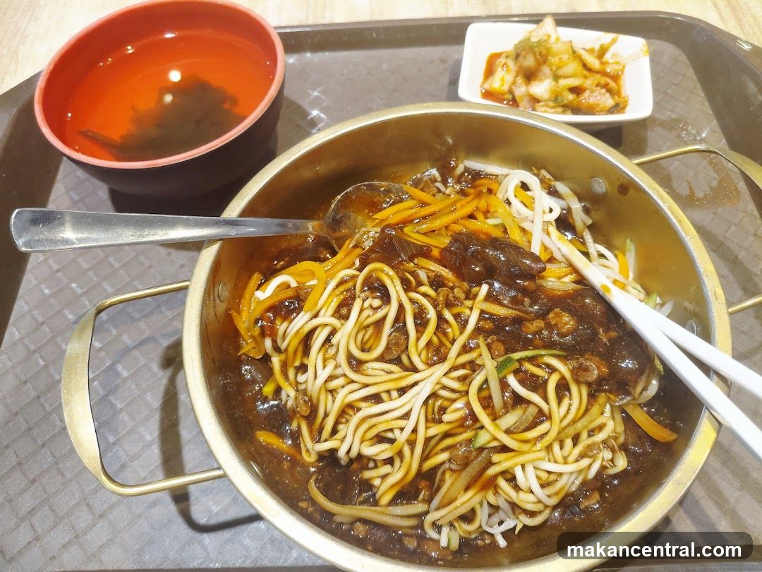 Noodles with Sauce and Side Dish