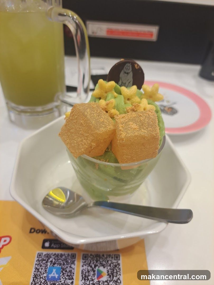 Matcha dessert with drink