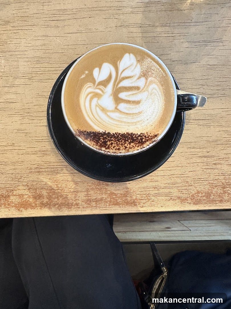Latte with Swan Art